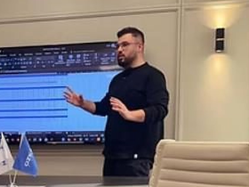 Ersin Polat toplantı odasında sunum yaparken