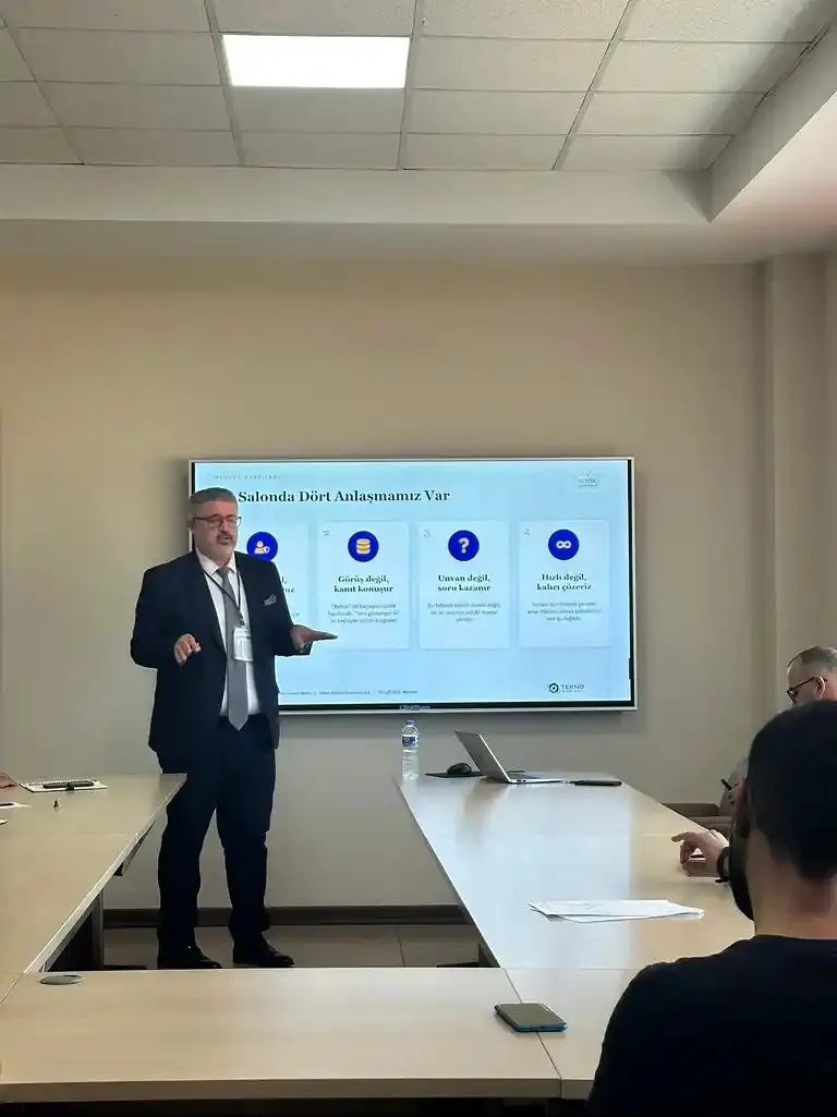 Toplantı odasında eğitim sunumu
